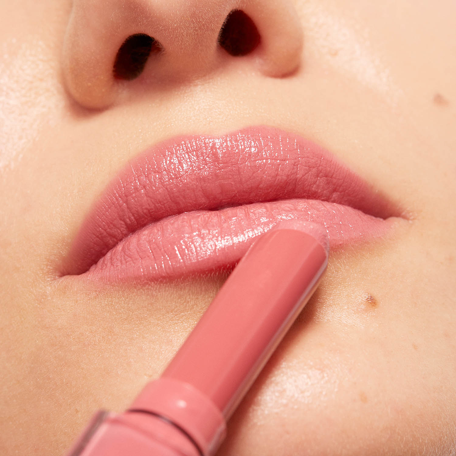 THE COLOR LIP GLOW (LABIAL HIDRATANTE CON ACABADO GLOW)
